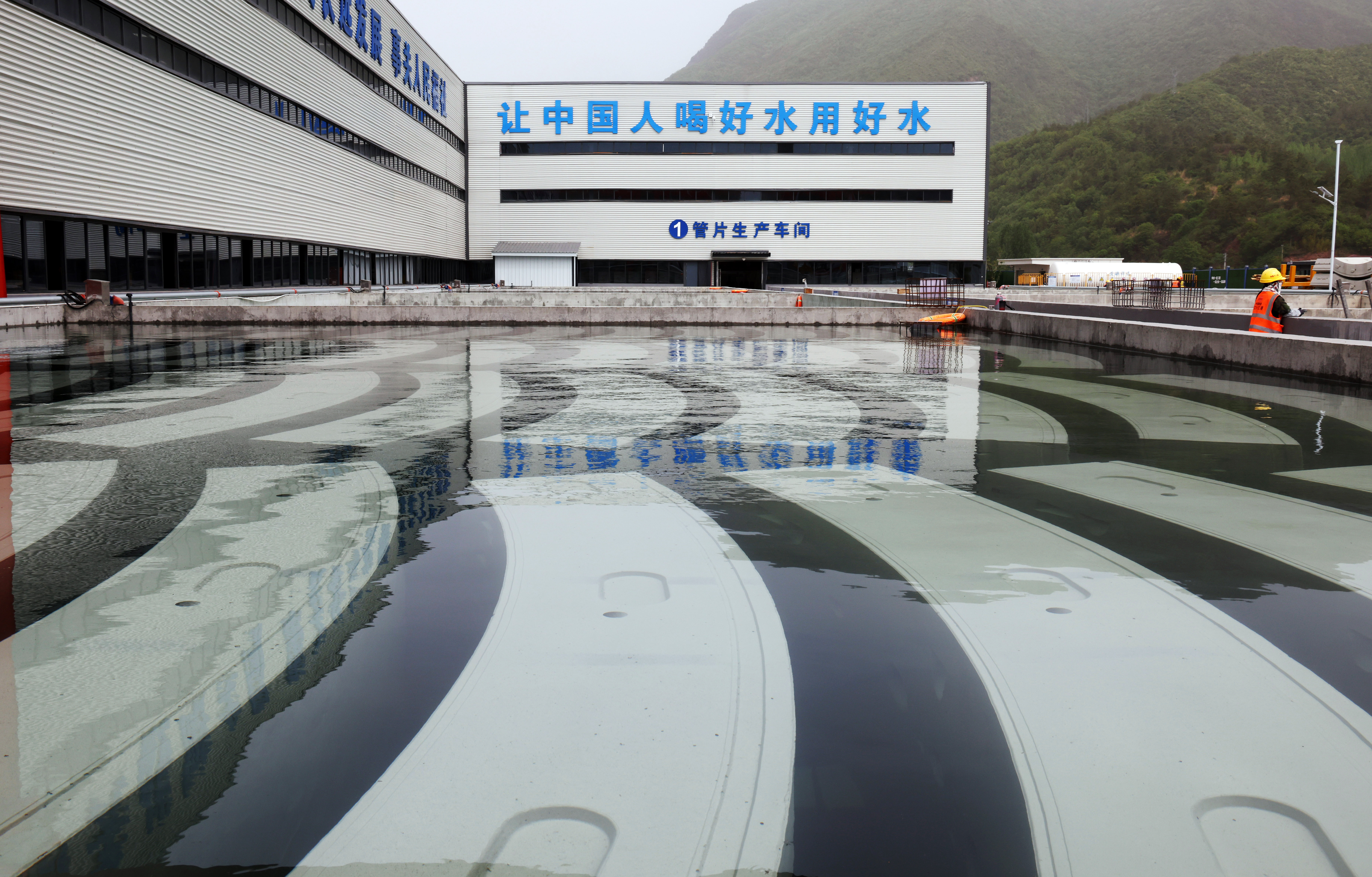 正在水養(yǎng)中的預(yù)制管片--趙興沛攝