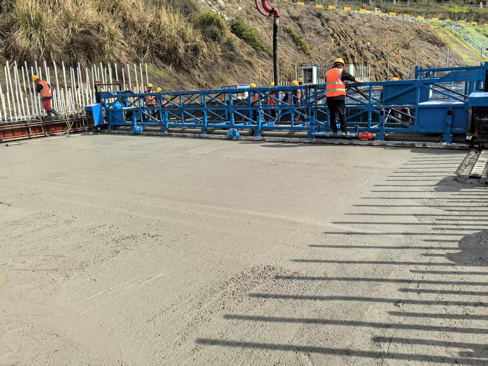 自動攤鋪振搗抹面一體機收面1