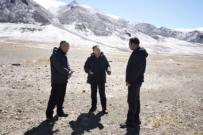 李國(guó)英在唐古拉山脈主峰格拉丹東雪山西南側(cè)調(diào)研 李國(guó)英在唐古拉山脈主峰格拉丹東雪山西南側(cè)調(diào)研