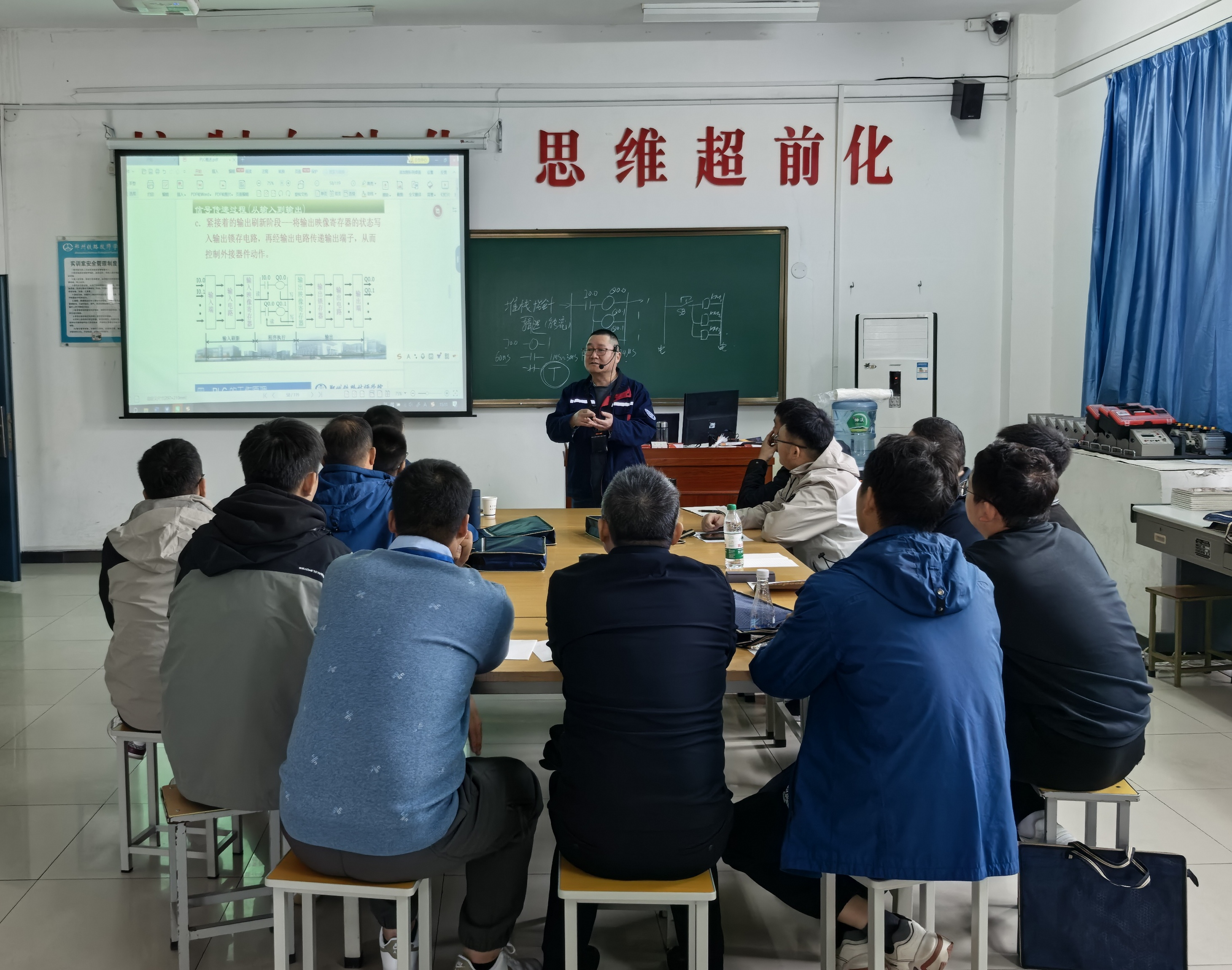 學員分組進行理論知識學習 學員分組進行理論知識學習