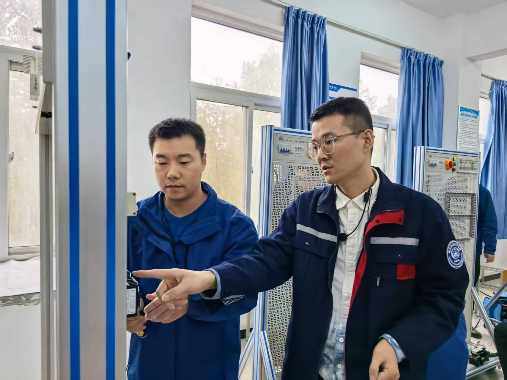 授課老師在教學中對學員進行講解指導 授課老師在教學中對學員進行講解指導